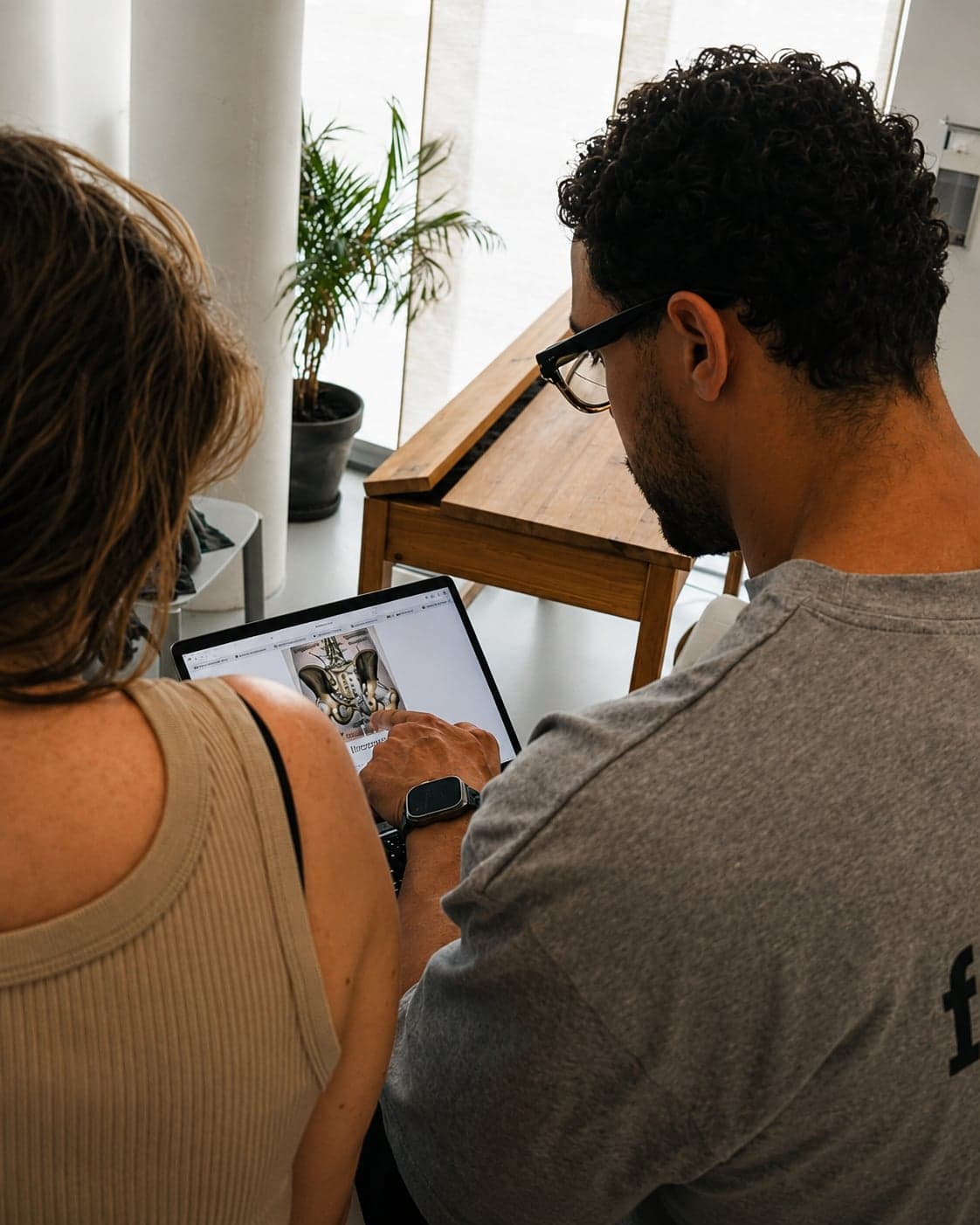 Fysiken fysiotherapeut tijdens een behandeling